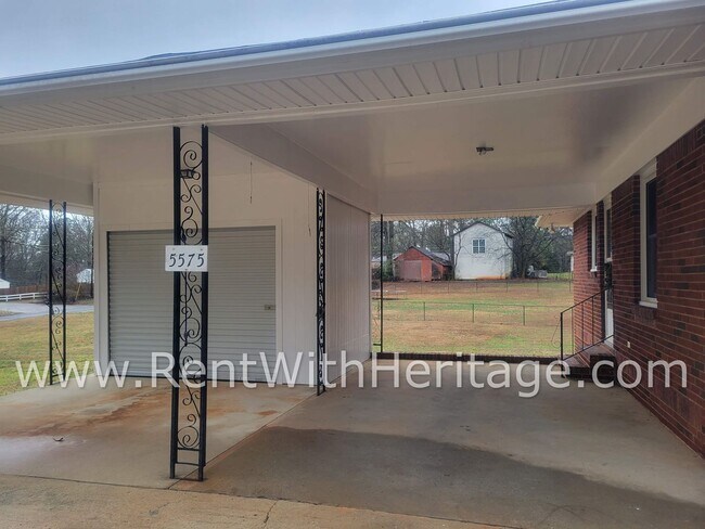 Building Photo - GRAMPA'S BUNGELOW - AWESOME BRICK RANCH WITH FULL UNFINISHED BASEMENT / GREAT LOCATION