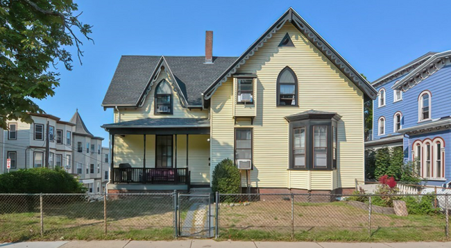 Building Photo - 5 Bedroom