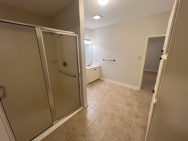 Building Photo - 2 bedroom, 1 bathroom home located in Gree...