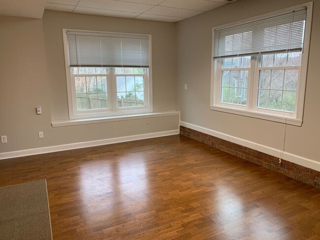 Building Photo - 5 Bed | 3.5 Bath House with Finished Basem...