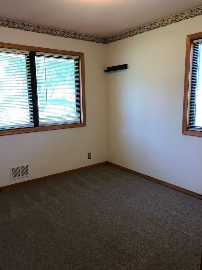 Building Photo - Large 4 bedroom 2 bath home right off of West Center