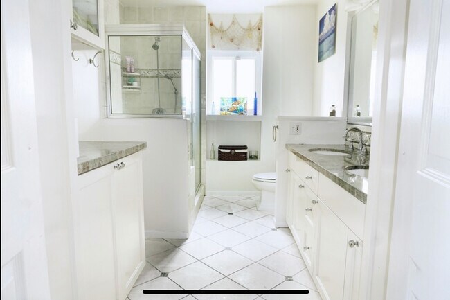 Building Photo - 5651 Sumner Way