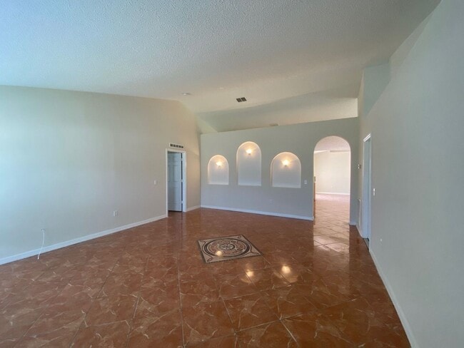 Building Photo - Available Now 3br 2b