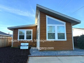 Building Photo - 10753 Oakton Way