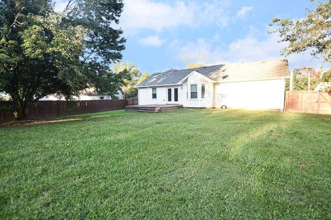 Building Photo - Pet Friendly Three Bedroom!