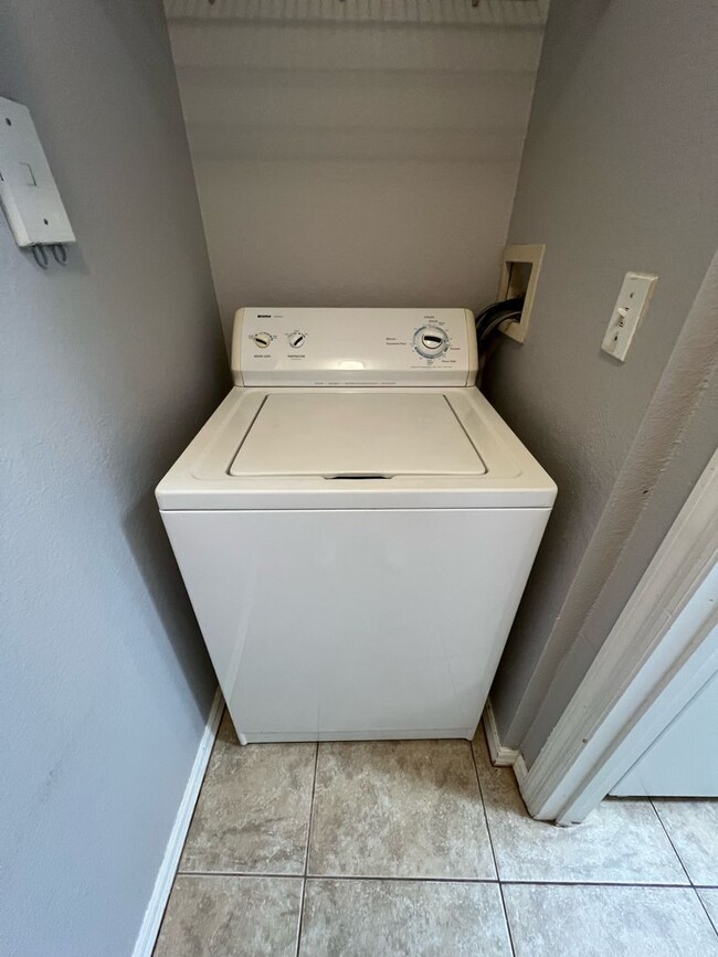 Building Photo - $500 OFF BEAUTIFUL 2 BEDROOM 1 BATHROOM CO...