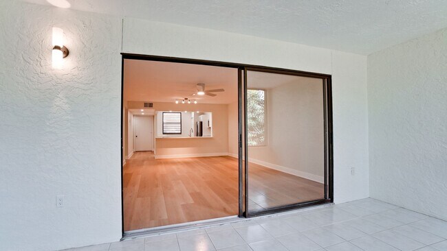 Building Photo - 542 Lakeside Dr