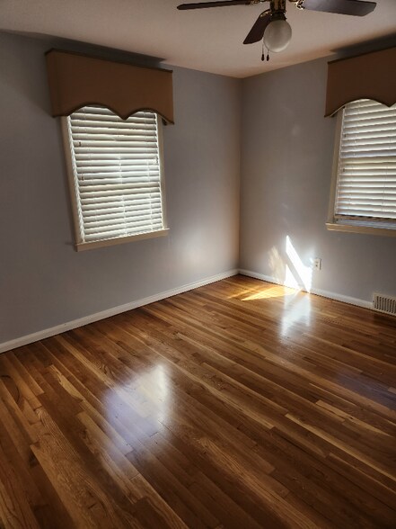 Building Photo - 154 Country Club Rd