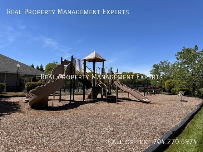 Building Photo - 10834 Glenluce Ave