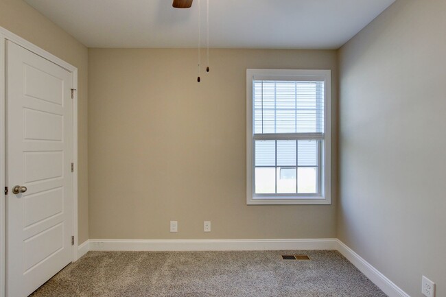 Building Photo - Fresh and Clean 3 bed 2 bath.  Sweet layout!