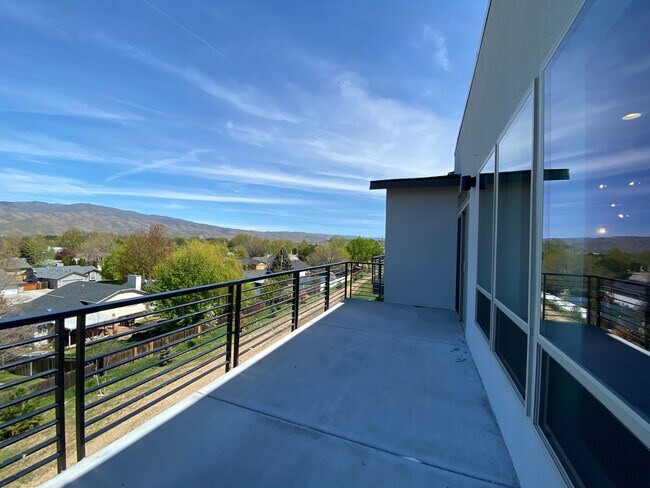 Building Photo - Close to Micron, 3 Bedroom 3 bath w/ a Million Dollar View!