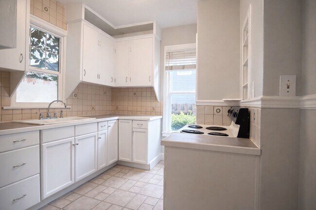 Building Photo - 309 W McLoughlin Blvd