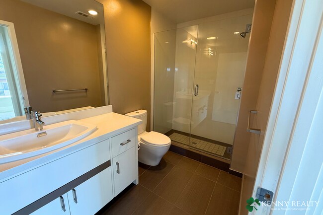 Building Photo - Spacious 2 Bedroom Condo in Prime Burlinga...