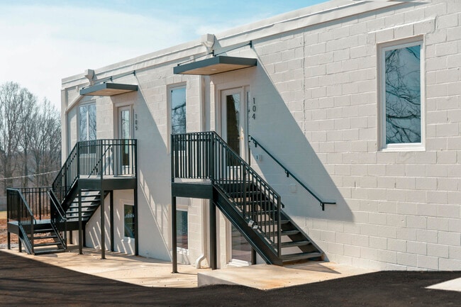 Building Photo - 5900 Fort Ave