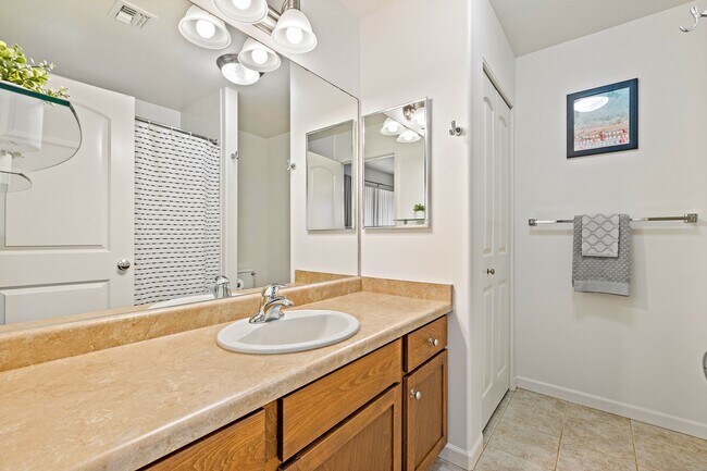 Building Photo - Unfurnished Townhome with Garage, 3 bedroo...