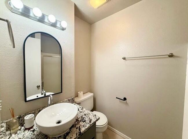 Building Photo - 2 Bed | 2 Bath Condo on Crybaby Hill