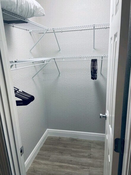 Building Photo - 921 W Penfield St