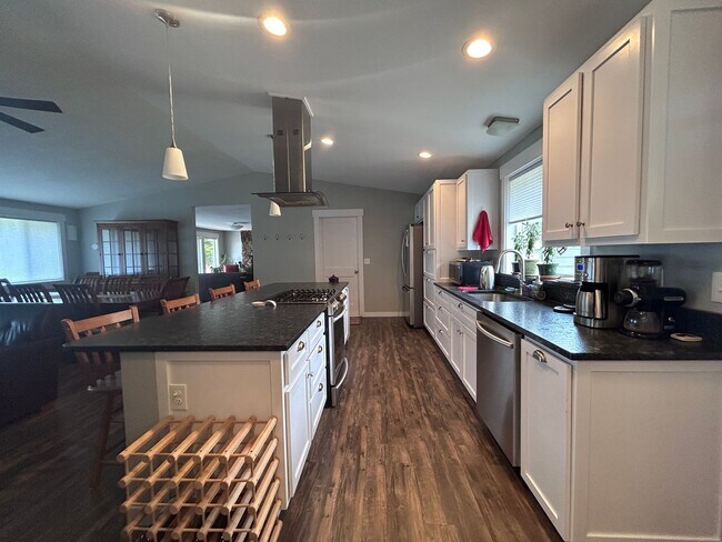 Building Photo - 3 Bedroom 2 Bath home in south Bellingham with a 2-car garage