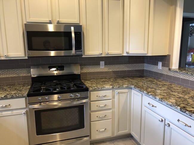Building Photo - 147 Rock Ledge Ct