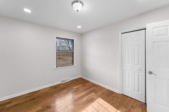 Building Photo - 983 Beverly Dr