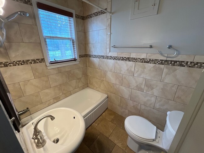 Building Photo - Large House Midtown