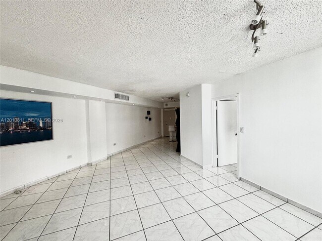 Building Photo - 999 Brickell Bay Dr