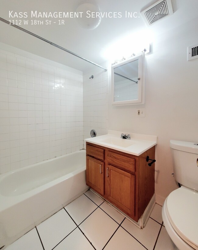 Building Photo - Spacious Pilsen 2 bedroom 1 bath with bonu...