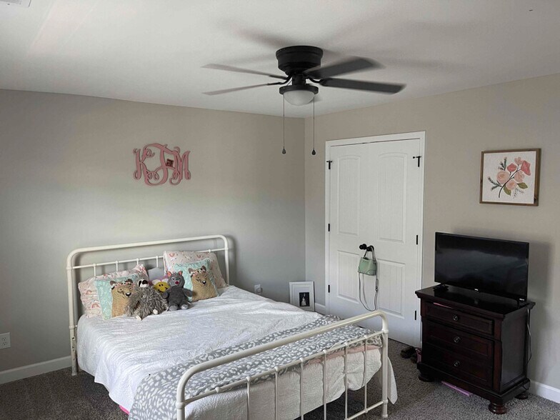 Building Photo - 5220 Thruway Rd