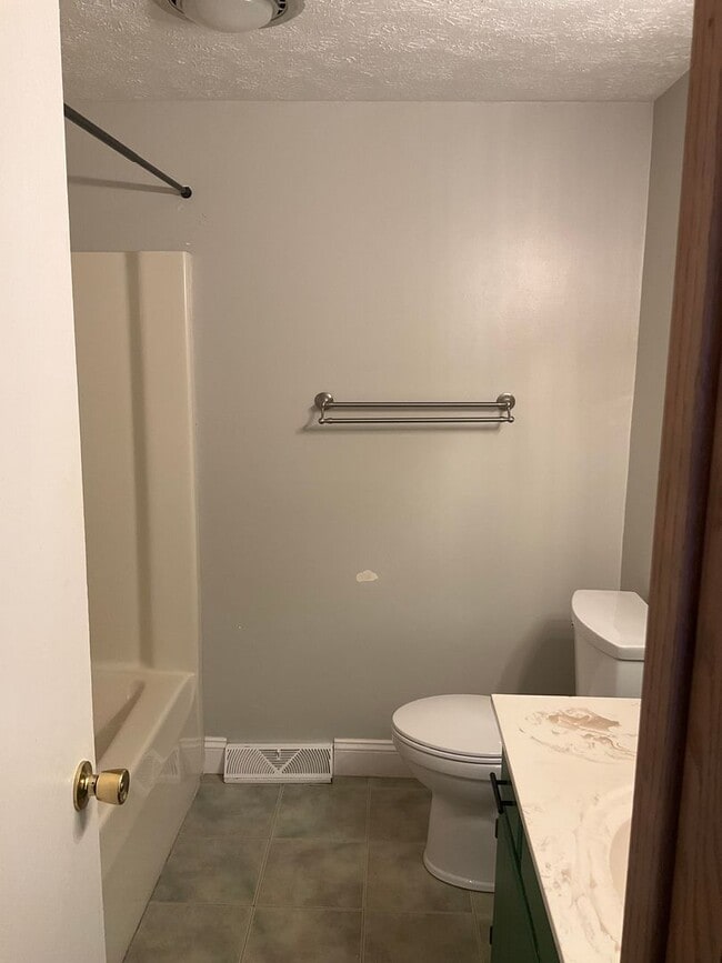 Building Photo - Spacious 3bed 3 bath Split-Level in Bethel...