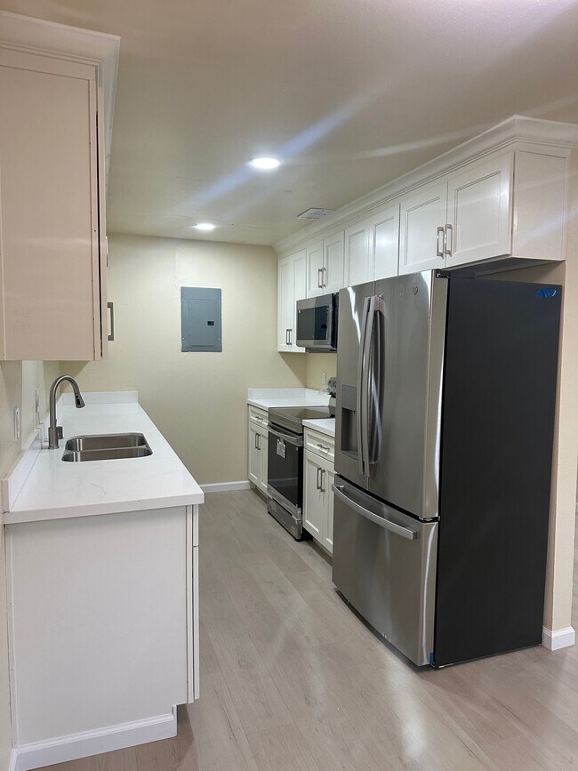 Building Photo - 1341 Drake Dr