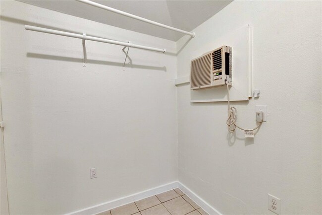 Building Photo - 1300 Lorrain St