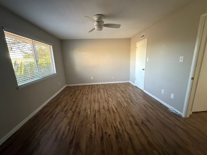 Building Photo - 1886 Fairway Park