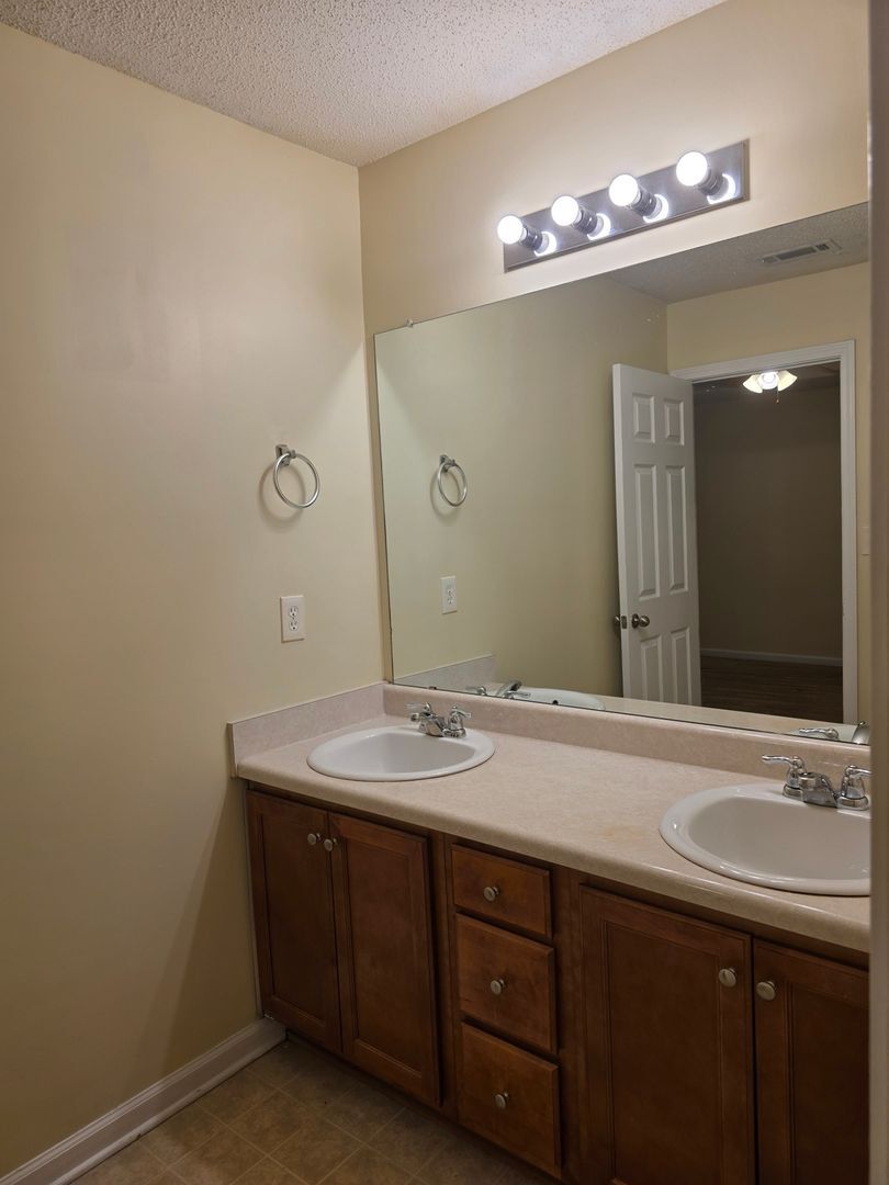 Building Photo - 213 Shenandoah Dr