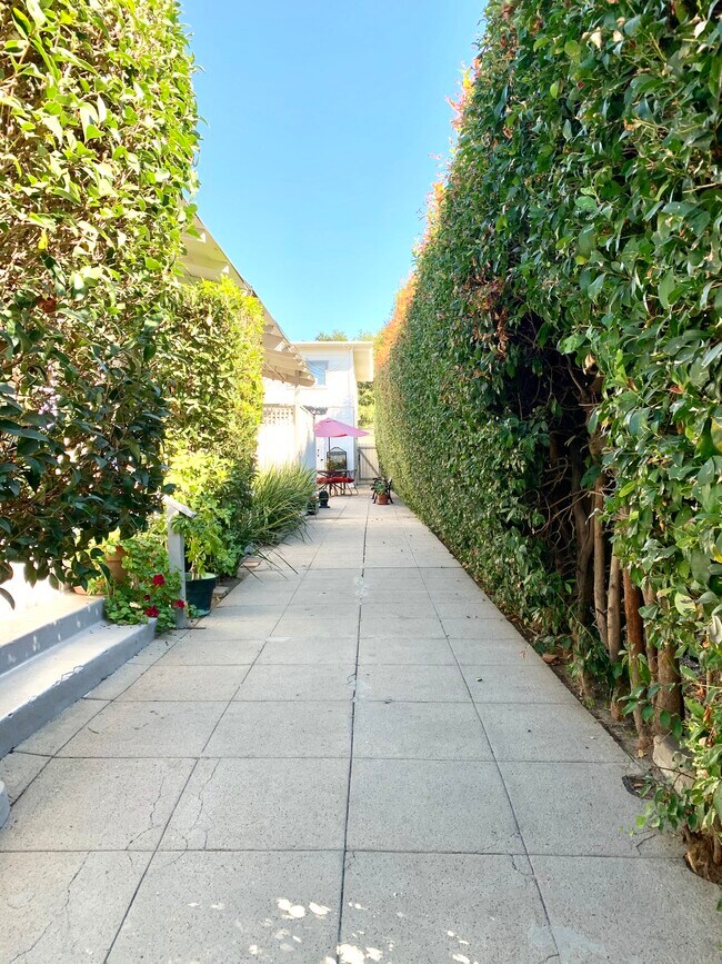 Building Photo - 2528 De La Vina St