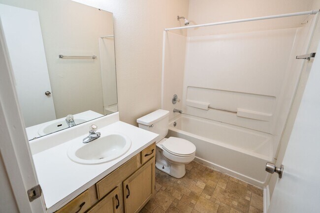 Building Photo - Cozy 2 Bedroom 2 Bathroom available NOW