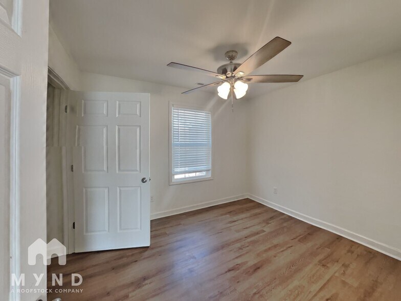 Building Photo - 805 Da Vinci St