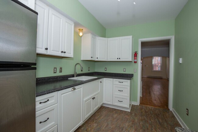 Building Photo - 2 Bedroom, 1.5 Bath, Duplex in Historic Martinsburg, WV