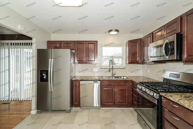 Building Photo - 2165 Jenkee Dr