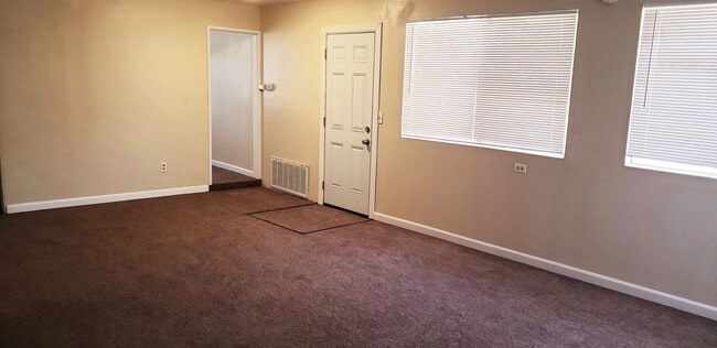 Building Photo - **COMING SOON ** 3 Bed 1 Bath Home