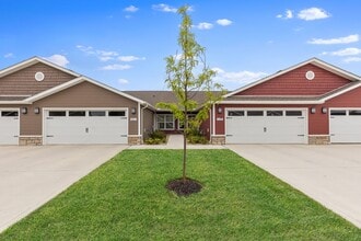 Building Photo - Redwood Groveport