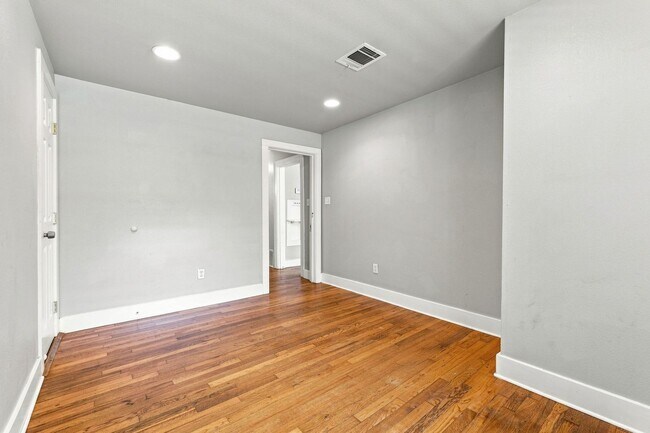 Building Photo - 4612 Bennett Ave