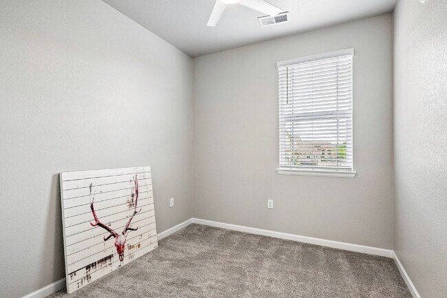 Building Photo - "Charming 2-Bed, 2-Bath Condo Retreat in Littleton - 870 Sq Ft of Cozy Elegance!"