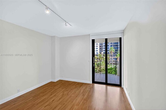 Building Photo - 520 Brickell Key Dr