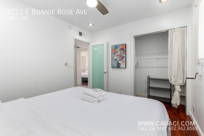 Building Photo - 8213 E Bonnie Rose Ave
