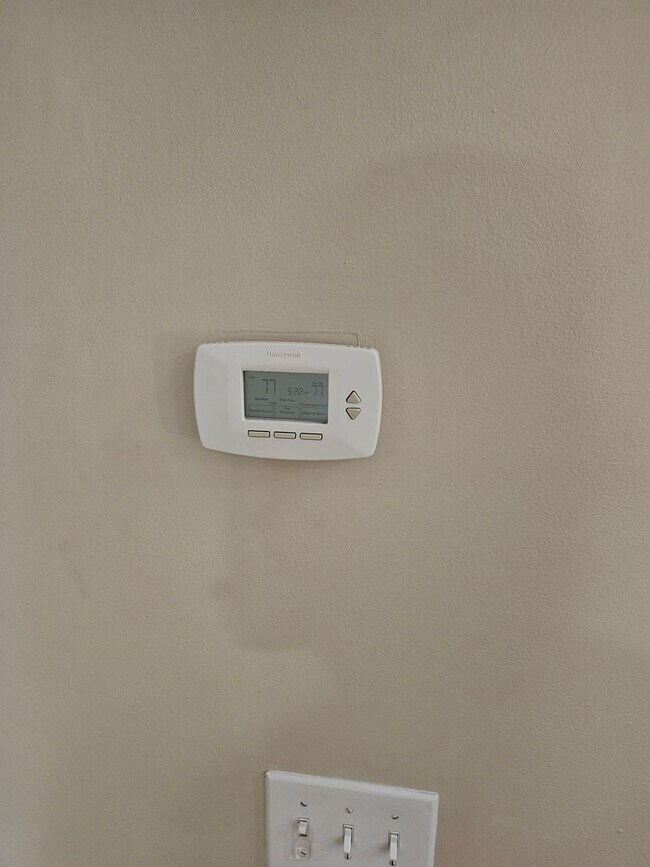 Building Photo - Wonderfully Remodeled Tri Level 3BR/2BTH Soulard Townhouse