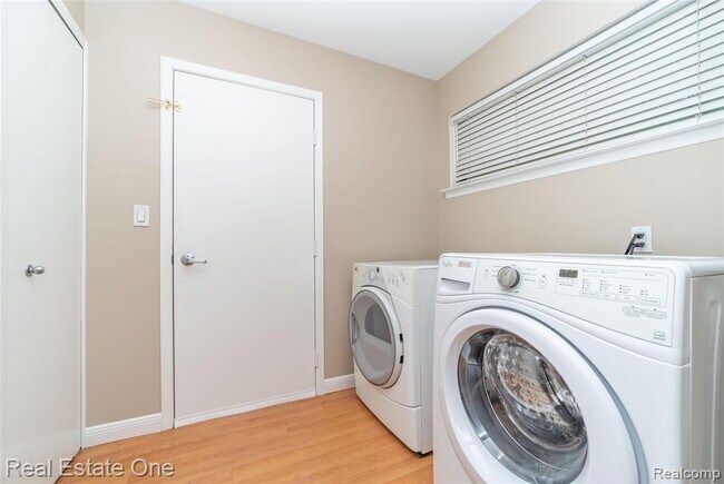 Building Photo - 5652 Drake Hollow Dr E