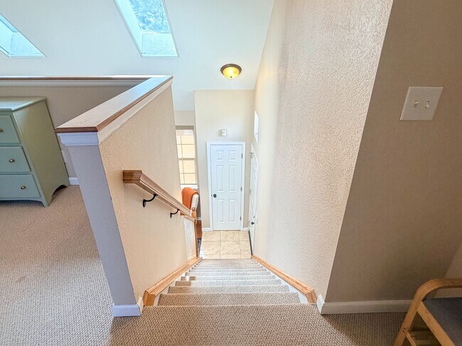 Building Photo - Open and Bright Corner Unit