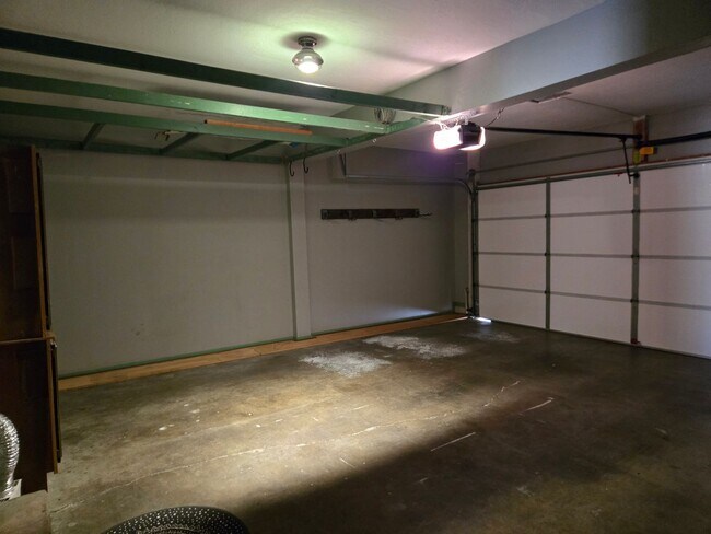 Building Photo - Beautiful two story, 3 bed, 1 full bath, 2...