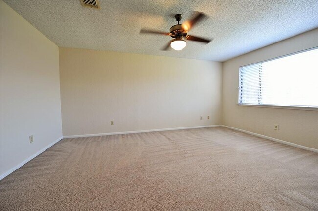 Building Photo - 2206 Greencove Ln