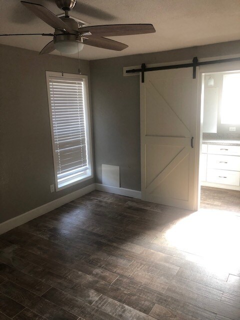 Building Photo - 3310 Oak Dr